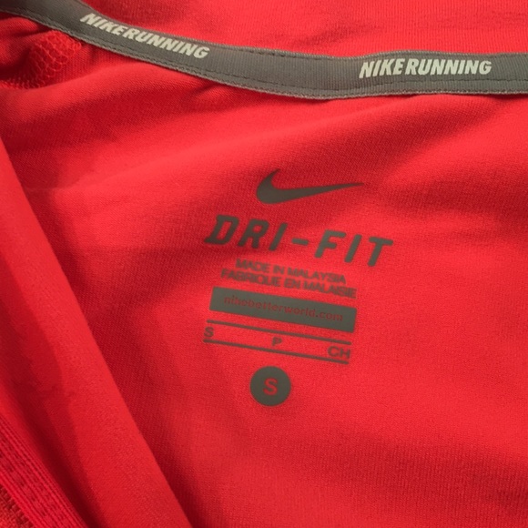 Bright pink Nike running jacket - Picture 2 of 3